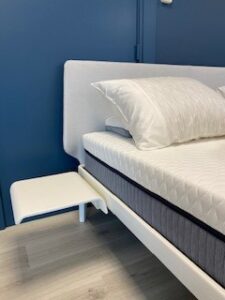 Auping essential achterwand en bedtafel