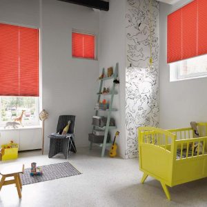 Kinderkamer-vrolijke-kleur-rode-luxaflex-plisse