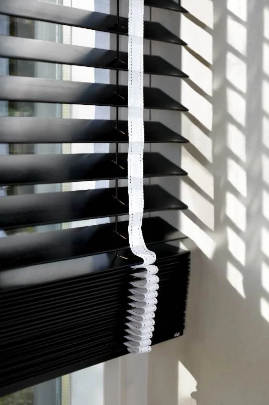 Zwart hout luxaflex jalouzie 50mm wit band ladderband