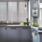 Keuken met grijze luxaflex shutters