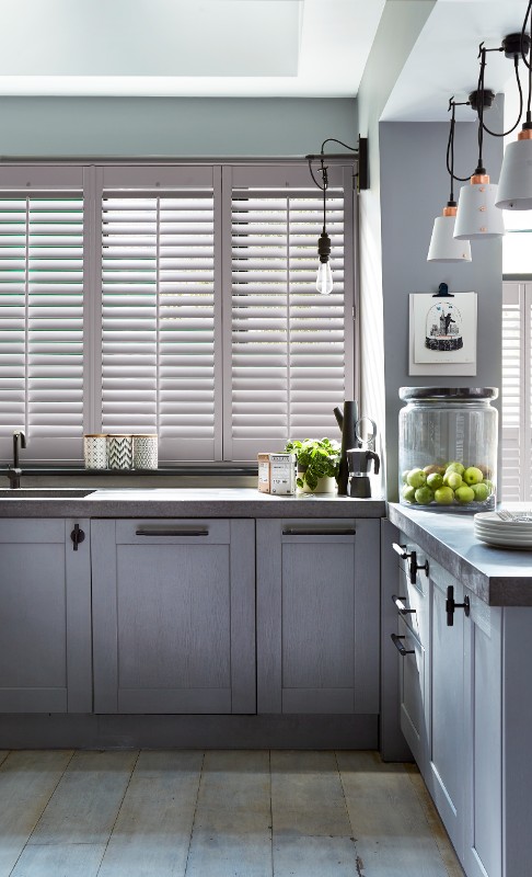 Keuken met grijze luxaflex shutters