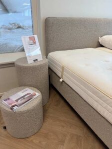 Eastborn boxspring Plum kleur greige (vergrijst beige)