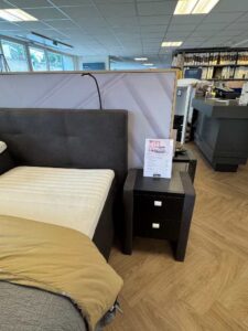 elektrisch verstelbare Eastborn boxspring Stud (hoofdbord met gestikte vakverdeling) met nachtkastje