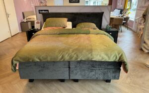 elektrisch verstelbare Eastborn boxspring hoofdbord Gentle groen velours.